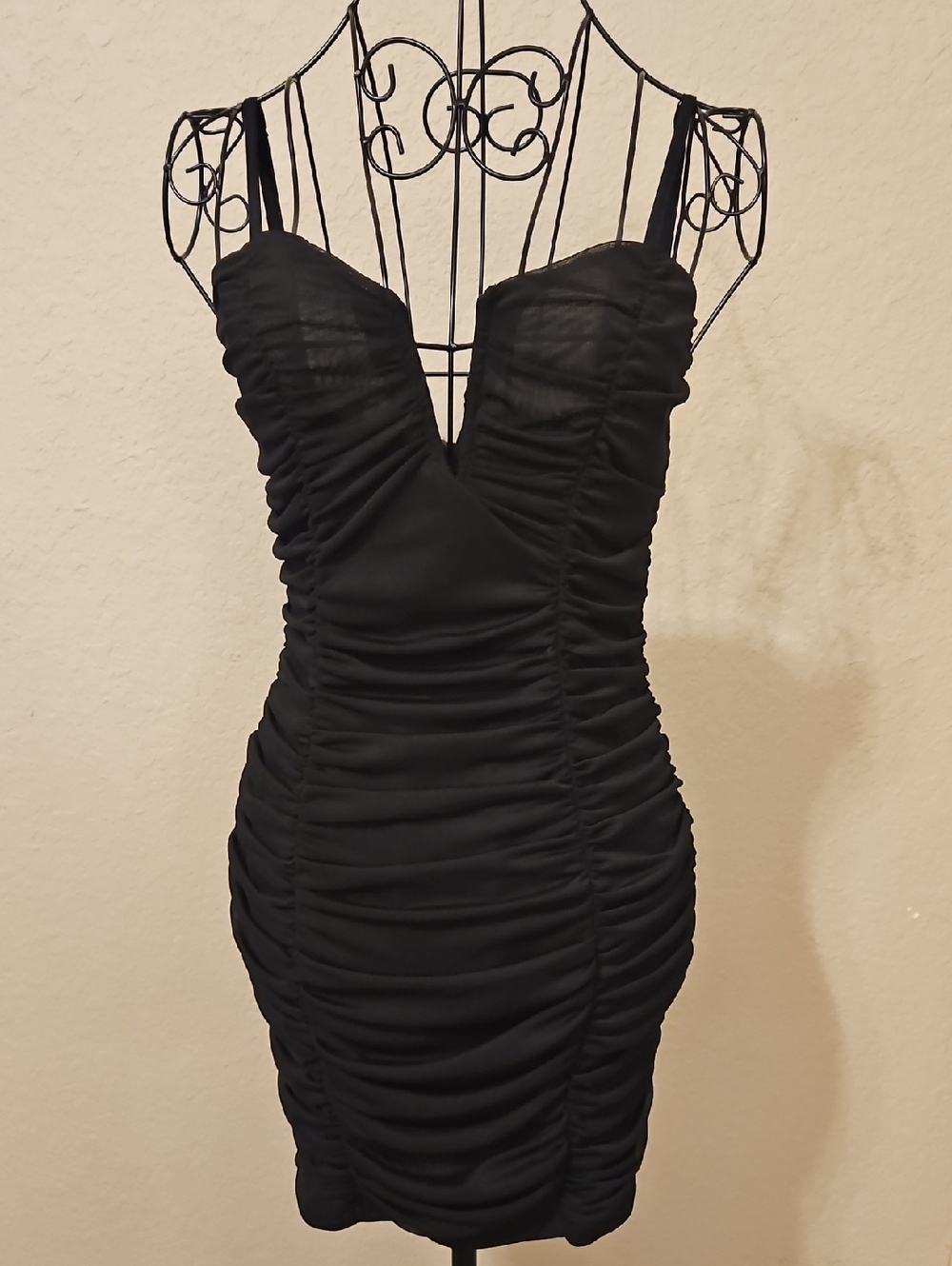 Ruched Black Mini Bodycon Dress with Sweetheart Neckline